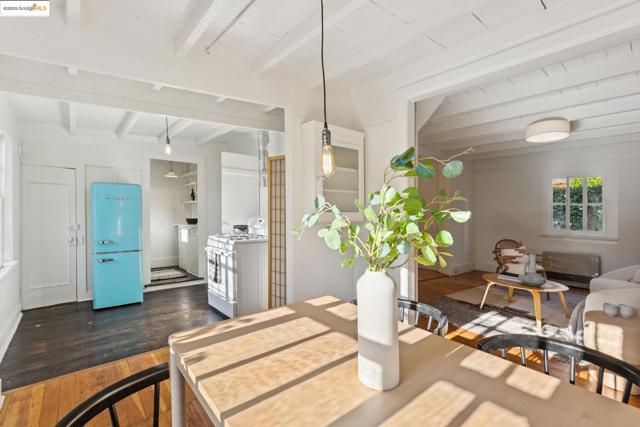 1532 Walnut St, Berkeley CA: https://media.crmls.org/mediaz/a8f5251c-77d6-4cde-ab11-94c945ad07bb.jpg