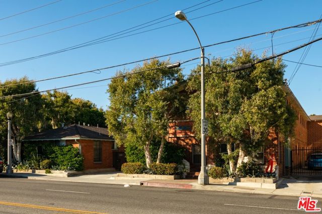 2033 Cloverfield Boulevard, Santa Monica CA: https://media.crmls.org/mediaz/a8f76693-af21-4067-8e01-acd0a1017430.jpg
