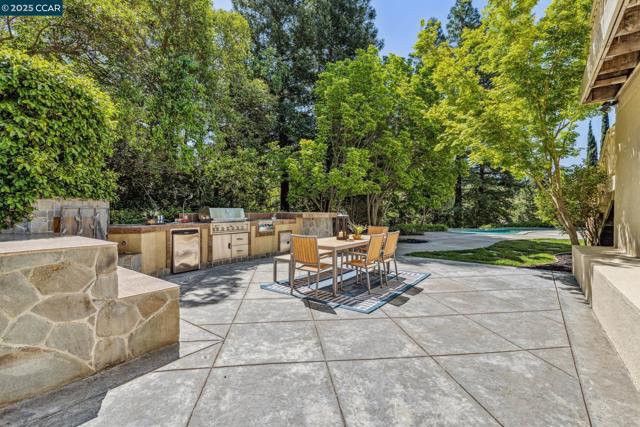 22 Ranger Ct, Alamo CA: https://media.crmls.org/mediaz/a8f77946-caa8-4383-b349-2e2af4a5c05c.jpg