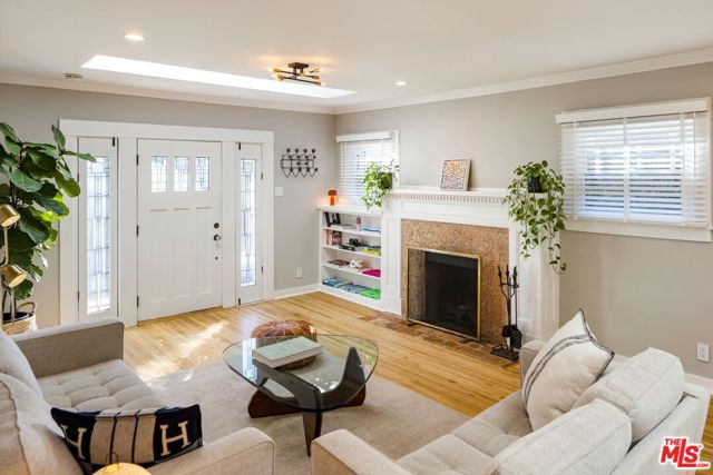 1233 North Genesee Avenue photo 4