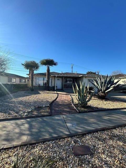 1121 Granada Avenue, Salinas CA: https://media.crmls.org/mediaz/a8f971b9-5ebe-4636-8796-17f7abd9ada3.jpg