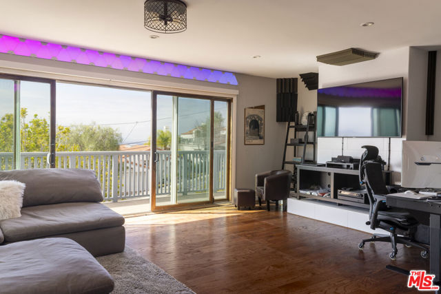 1230 Silvius Avenue, San Pedro CA: https://media.crmls.org/mediaz/a8faf791-8270-4ff7-809e-e910dacea3db.jpg