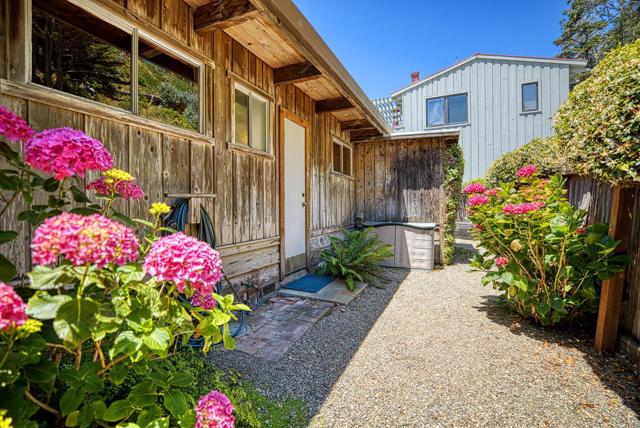 16 Potbelly Beach Road, Aptos CA: https://media.crmls.org/mediaz/a8fc61de-b8dd-443a-bf39-3439c63cdca4.jpg