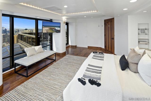 100 Harbor Dr, San Diego CA: https://media.crmls.org/mediaz/a8fc9603-db17-4ef2-9878-eb291136d066.jpg