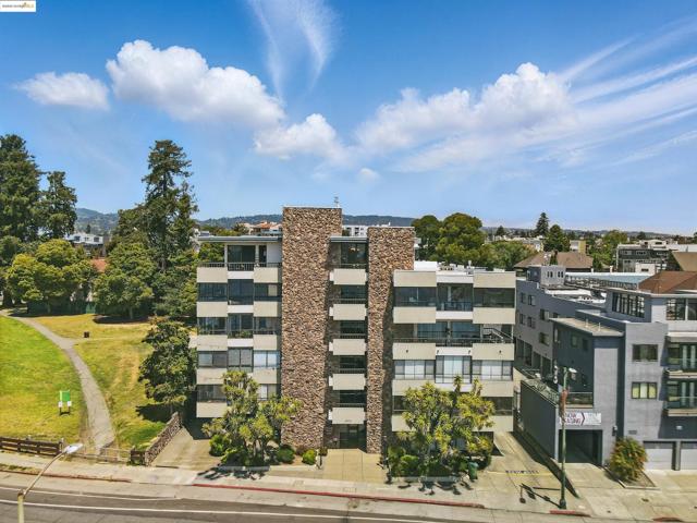 1830 Lakeshore Ave, Oakland CA: https://media.crmls.org/mediaz/a8fd802c-e916-4e2d-b229-d234e695bebd.jpg