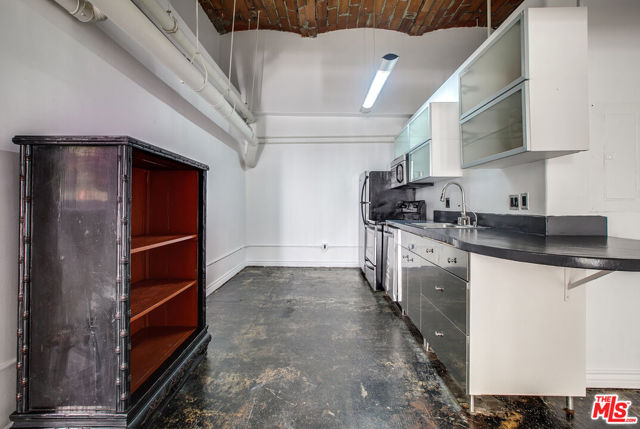 215 W 7th Street, Los Angeles CA: https://media.crmls.org/mediaz/a8fe4dd6-37a4-47c4-bba5-4c6c0bd76a71.jpg