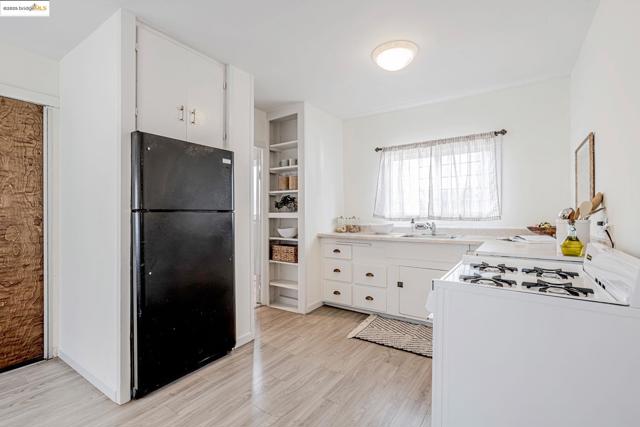 4801 Fairfax Ave, Oakland CA: https://media.crmls.org/mediaz/a8feaccc-849b-4146-ac7d-9057b1111688.jpg