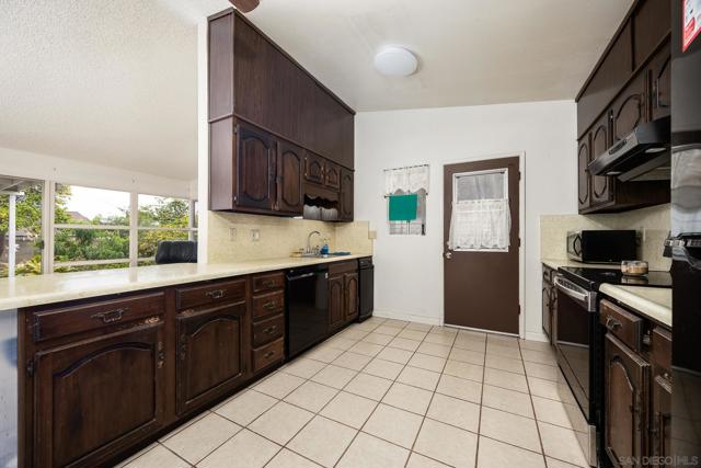 1264 Gaywood St, San Diego CA: https://media.crmls.org/mediaz/a8fecad0-e15d-4ba1-9a4b-1d87433c5819.jpg