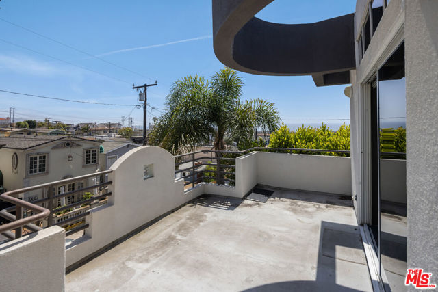 1129 2nd Street, Hermosa Beach CA: https://media.crmls.org/mediaz/a8ff2f3d-f6f9-4786-bc77-bc0589d47665.jpg