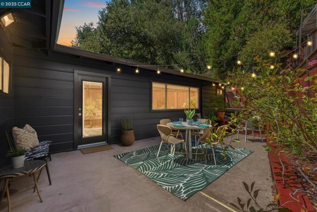 6653 Banning Dr, Oakland CA: https://media.crmls.org/mediaz/a8ffa1a0-960b-4417-a9a8-d46df298aa45.jpg