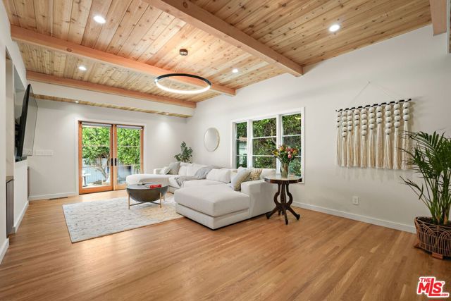 1618 S Durango Avenue, Los Angeles CA: https://media.crmls.org/mediaz/a8ffe944-a682-4349-b830-7e99c09c75dd.jpg