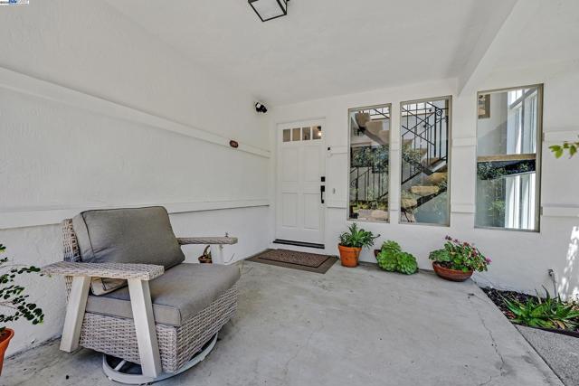 1923 Green Valley Rd, Alamo CA: https://media.crmls.org/mediaz/a90056f9-d0c1-4ea7-853a-593201e67e39.jpg