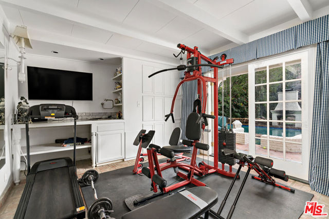 340 S Plymouth Boulevard, Los Angeles CA: https://media.crmls.org/mediaz/a901507a-3c84-4861-b472-a1b1adeeb4a3.jpg