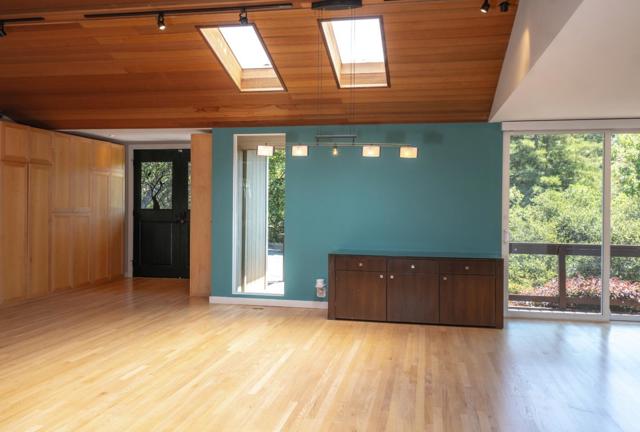 15 Kiowa Court, Portola Valley CA: https://media.crmls.org/mediaz/a9016878-6d89-4446-91cd-11007c1e52f1.jpg