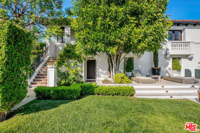 722 N Maple Drive, Beverly Hills CA: https://media.crmls.org/mediaz/a901d135-b382-4325-8fab-b1e7a87014f3.jpg