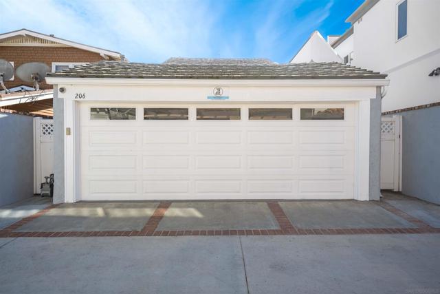 206 E E Oceanfront, Newport Beach CA: https://media.crmls.org/mediaz/a9035e5a-d4b9-4f96-b2a0-397a6745edcb.jpg