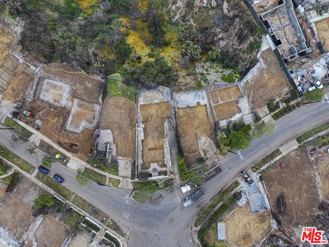 595 Radcliffe Avenue, Pacific Palisades CA: https://media.crmls.org/mediaz/a90633ae-e656-407e-a7de-a4e307eb6f01.jpg