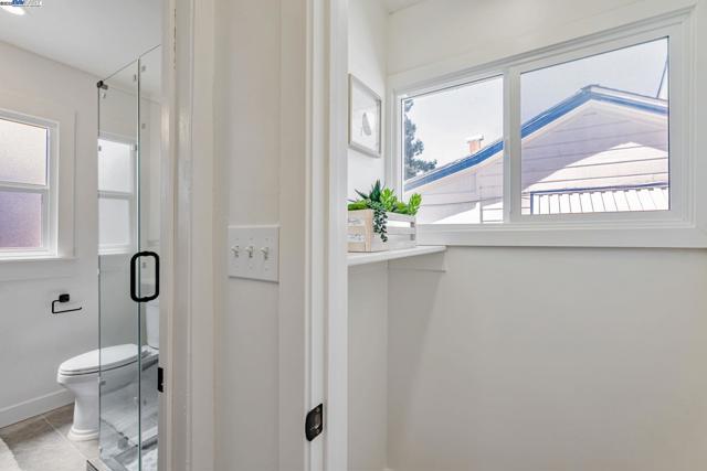 2720 Short St, Oakland CA: https://media.crmls.org/mediaz/a9074e15-fcb5-4570-85fc-5f17b226f99d.jpg