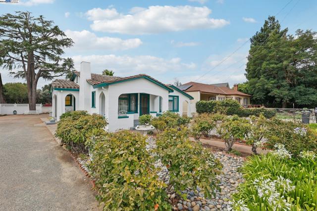 11768 Main St, Sunol CA: https://media.crmls.org/mediaz/a9077873-2e2b-49d3-b0e6-5f85162184dd.jpg