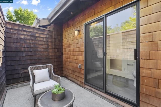 25 Watchwood Ct, Orinda CA: https://media.crmls.org/mediaz/a9078620-42f8-4461-8e0f-5937ed13c364.jpg