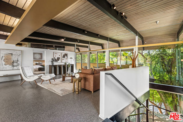 4944 Hood Drive, Woodland Hills CA: https://media.crmls.org/mediaz/a90836c1-ec5e-4310-bf50-ee7496323c28.jpg