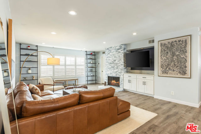 11828 Goshen Avenue, Los Angeles CA: https://media.crmls.org/mediaz/a908ab47-e6ab-4438-b38a-03c017de0449.jpg