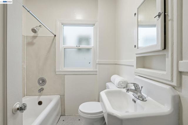 1424 Hampel St, Oakland CA: https://media.crmls.org/mediaz/a90977a9-ac3c-4980-819f-f600bbf92297.jpg