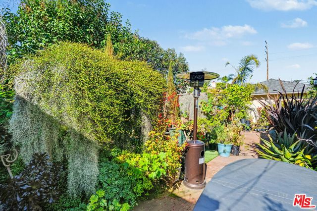 1314 Palms Boulevard, Venice CA: https://media.crmls.org/mediaz/a90a579e-8507-4b50-8809-c7a1e012c134.jpg