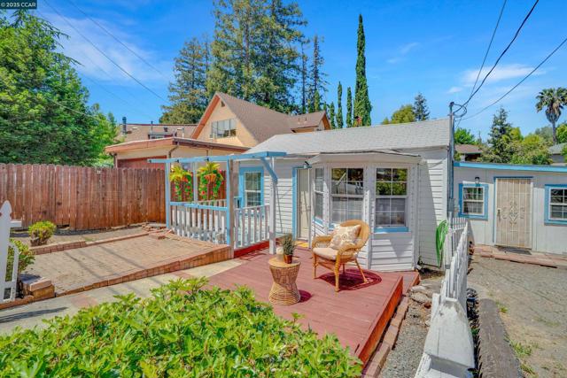 881 Merle Ave, Martinez CA: https://media.crmls.org/mediaz/a90b8d37-cfff-4712-a9d4-faa3aadc24bb.jpg