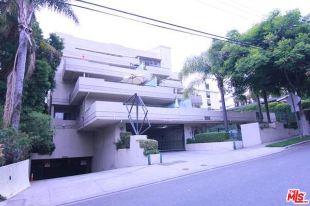 939 Palm Avenue, West Hollywood CA: https://media.crmls.org/mediaz/a90c4fe0-f102-4d36-b462-60cc01b76a2b.jpg