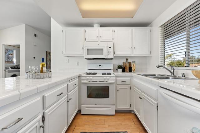 Detail Gallery Image 9 of 42 For 1330 Palomar Pl #7,  Vista,  CA 92084 - 3 Beds | 2 Baths