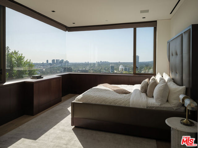 1305 Collingwood Place, Los Angeles CA: https://media.crmls.org/mediaz/a90e3776-544c-4989-a146-d32849255c07.jpg