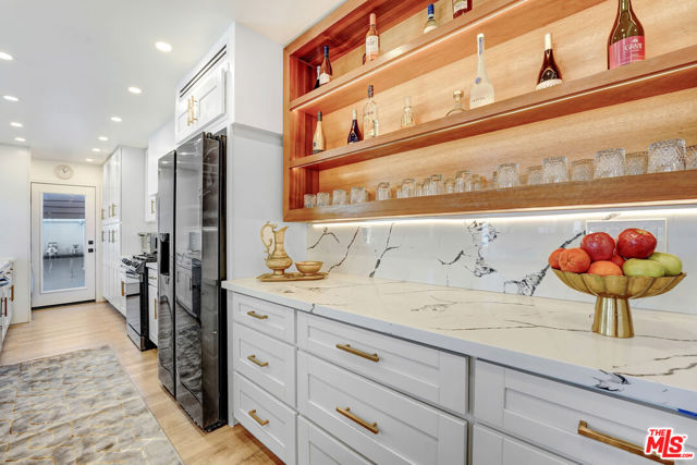 6409 Graves Avenue, Lake Balboa CA: https://media.crmls.org/mediaz/a90ec885-e215-405d-871e-ded1d1d7c945.jpg