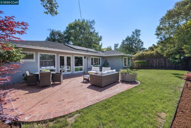 241 E Creek Dr, Menlo Park CA: https://media.crmls.org/mediaz/a90f7fbf-573c-4e43-b82c-7ca553c09a18.jpg