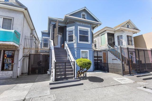 1539 International Blvd, Oakland CA: https://media.crmls.org/mediaz/a91216f7-fa11-4bec-91a7-3a3233f6be22.jpg