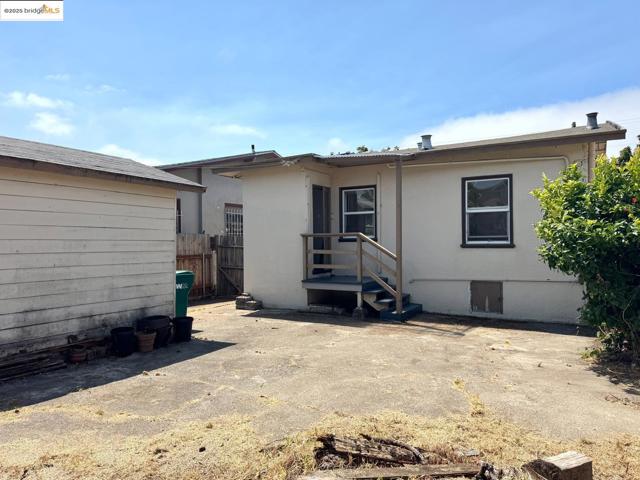 5926 Marshall St, Oakland CA: https://media.crmls.org/mediaz/a9128f0e-a687-425a-9ac3-0a563a429d03.jpg