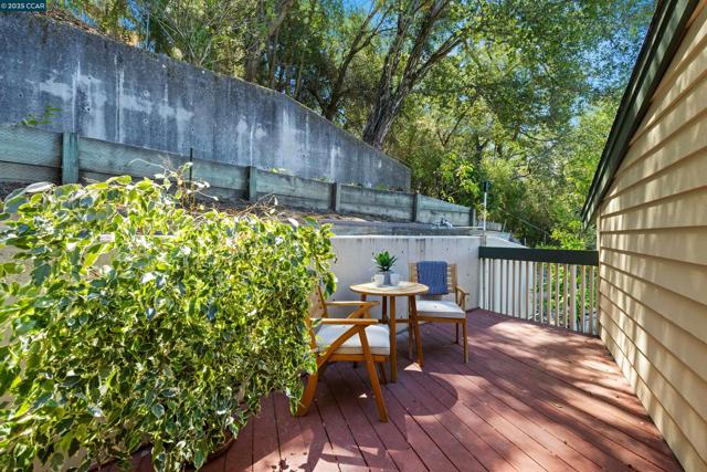 39 Mira Loma Rd, Orinda CA: https://media.crmls.org/mediaz/a91476b5-40ab-4119-85e9-74478da3af1f.jpg