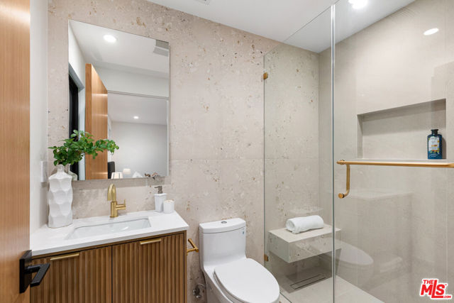 2565 Patricia Avenue, Los Angeles CA: https://media.crmls.org/mediaz/a9152270-4ee8-4ed4-875e-938a5c6b654a.jpg