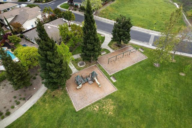 Image 52 of 60 For 66 Edgegate Ct