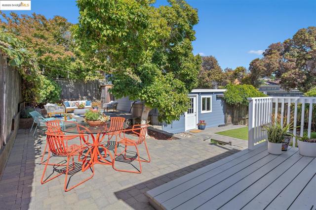 1000 Navellier St, El Cerrito CA: https://media.crmls.org/mediaz/a915b319-261e-4d52-aefb-fef77817e320.jpg