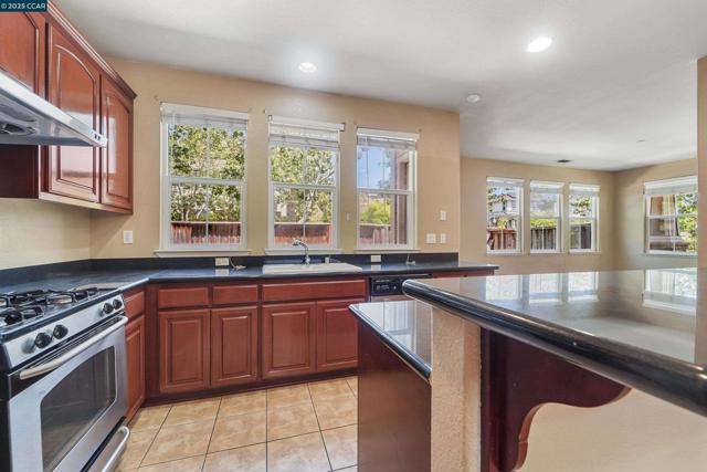 513 Lexington Dr, Vallejo CA: https://media.crmls.org/mediaz/a916b405-129d-4d83-b036-a977e6a36614.jpg