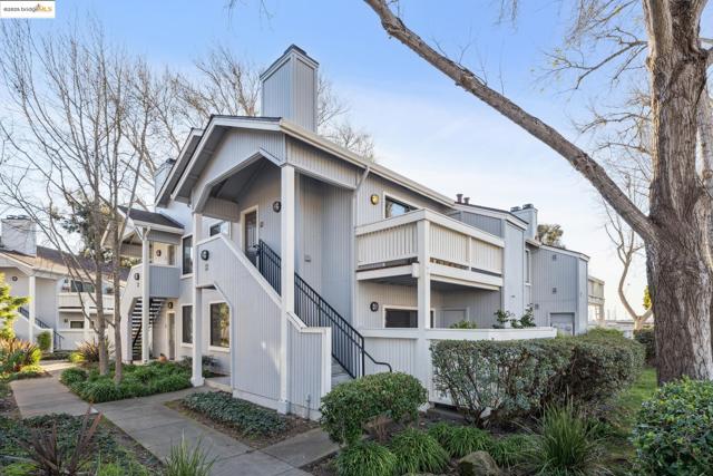 92 Schooner Ct, Richmond CA: https://media.crmls.org/mediaz/a916d94f-5058-4963-add1-eb6135b0a3bb.jpg