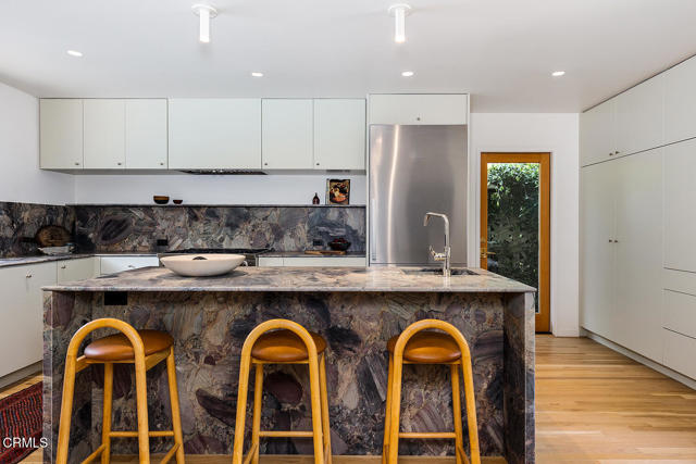 808 Inverness Drive, La Canada Flintridge CA: https://media.crmls.org/mediaz/a91737c2-a4af-4b61-93e5-b432ccdab597.jpg