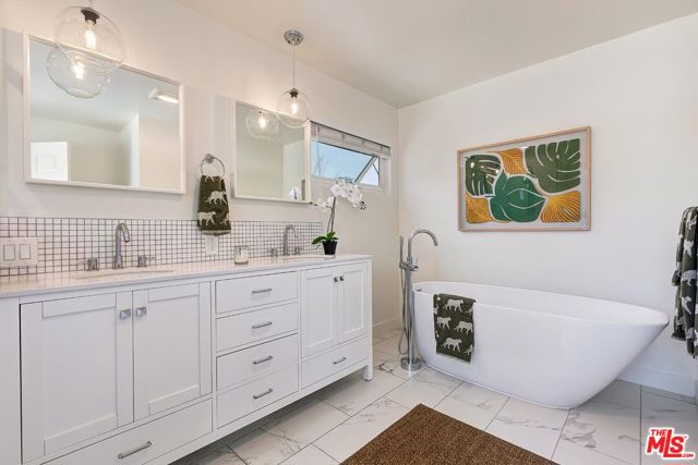 4417 Campbell Drive, Los Angeles CA: https://media.crmls.org/mediaz/a9187b42-f87d-48e9-bd73-633e7ccfb6eb.jpg