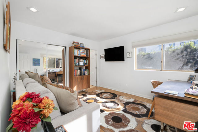 1708 Clear View Drive, Beverly Hills CA: https://media.crmls.org/mediaz/a9187e7b-60d5-4c3b-87e2-7777f8bd7b8b.jpg