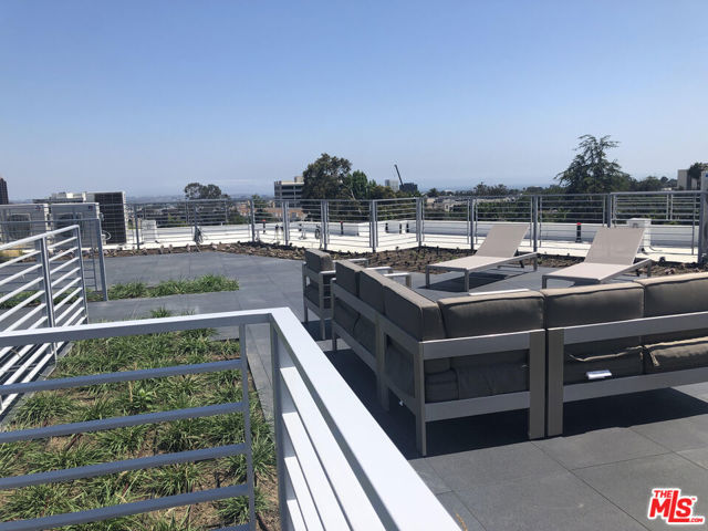 625 S BARRINGTON Avenue, Los Angeles CA: https://media.crmls.org/mediaz/a9189c12-92ae-414c-8119-adace93be5f8.jpg