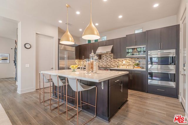 13042 W North Icon Circle, Playa Vista CA: https://media.crmls.org/mediaz/a918bba0-113c-4c83-a238-8ab2e1f4498d.jpg