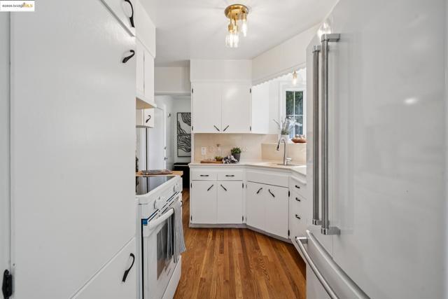 4332 Hyacinth Ave, Oakland CA: https://media.crmls.org/mediaz/a9190b65-ab30-4aa8-8e5e-2aaff854b078.jpg