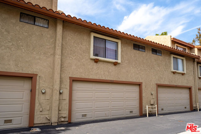 586 Rosewood Avenue, Camarillo CA: https://media.crmls.org/mediaz/a9194c08-a91e-400c-9b92-214986b0cfc6.jpg