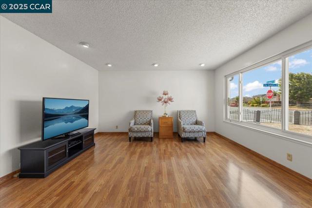 316 Meadows Dr, Vallejo CA: https://media.crmls.org/mediaz/a9198b9e-e2a3-443f-b3fb-39c73c022452.jpg